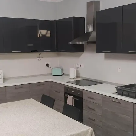 Cosy Two Bedroom Maisonette Appartement *