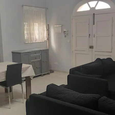 Cosy Two Bedroom Maisonette Apartment